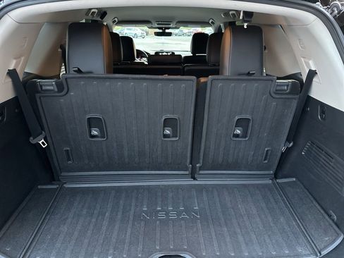 Used 2023 Nissan Pathfinder SL image 12