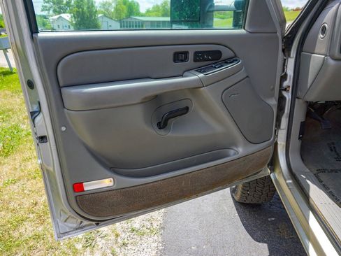 Used 2005 GMC Sierra 2500 SLT w/ Heavy-Duty Power Package AWD/4WD image 23