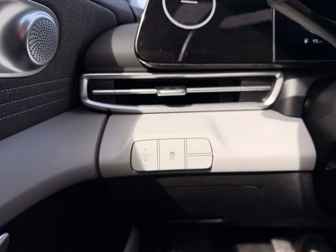 New 2025 Hyundai Elantra Limited image 24