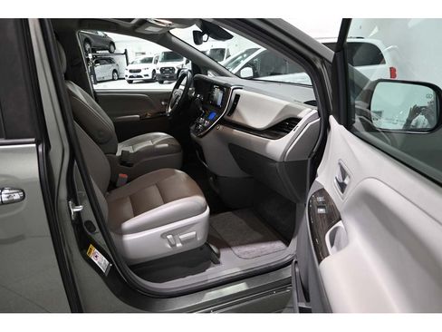 Used 2019 Toyota Sienna XLE w/ XLE Navigation Package FWD image 15