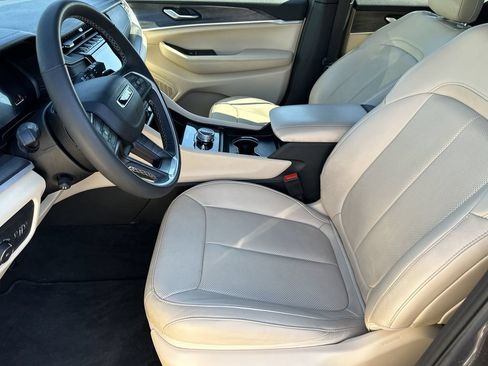 Certified 2025 Jeep Grand Cherokee Limited w/ Luxury Tech Group II AWD/4WD image 14