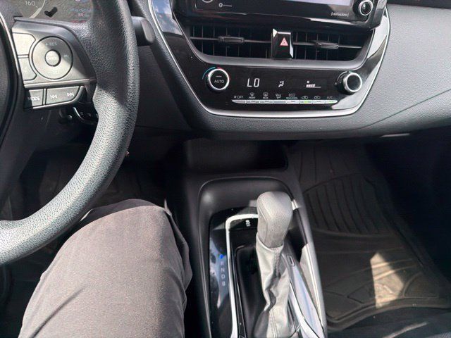 Used 2022 Toyota Corolla LE FWD image 18