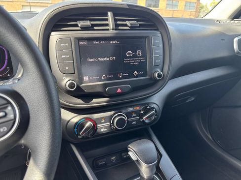 Used 2025 Kia Soul LX w/ LX Technology Package FWD image 17