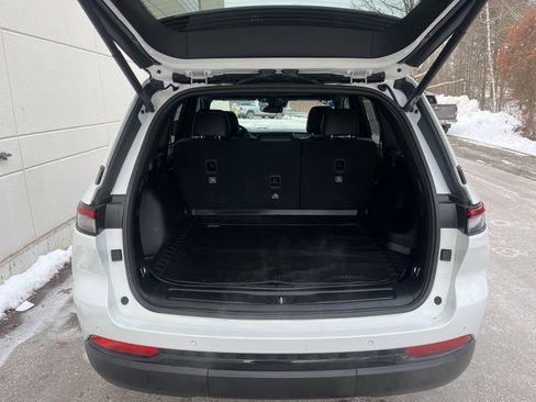 Used 2024 Jeep Grand Cherokee Altitude image 9