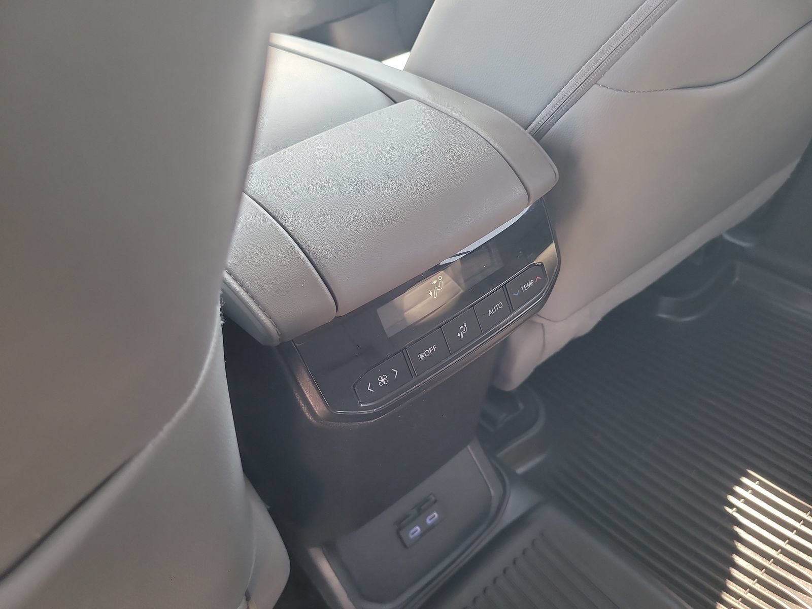 Used 2022 Toyota Highlander XLE AWD/4WD image 26