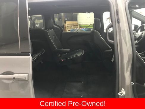 Used 2025 Chrysler Pacifica Limited image 37