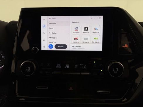 Used 2023 Toyota Highlander L image 18