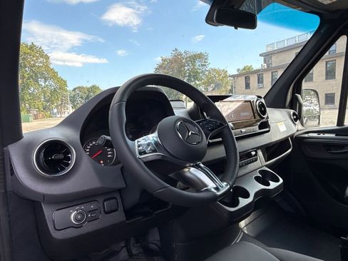 Used 2025 Mercedes-Benz Sprinter 2500 image 17