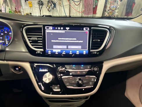 Used 2023 Chrysler Pacifica Touring-L FWD image 19