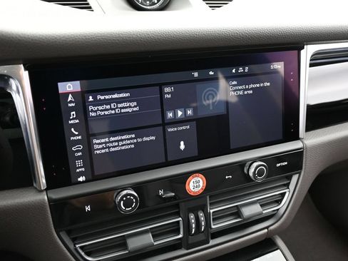 Certified 2026 Porsche Macan AWD/4WD image 21