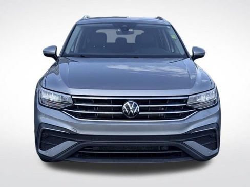 Used 2024 Volkswagen Tiguan SE AWD/4WD image 2
