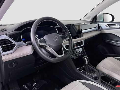Certified 2025 Volkswagen Taos SE AWD/4WD image 9