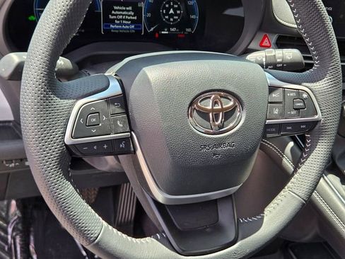 Used 2025 Toyota Sienna XSE w/ XSE Plus Package FWD image 27