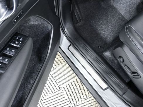 Certified 2025 Volvo XC40 B5 Core image 9