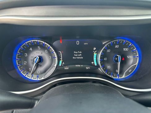 Used 2023 Chrysler Pacifica Touring-L FWD image 9