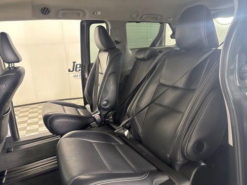 Used 2016 Toyota Sienna SE w/ SE Preferred Package FWD image 21