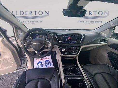 Used 2024 Chrysler Pacifica Limited image 24