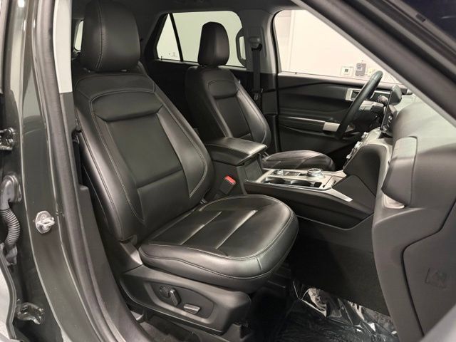 Used 2023 Ford Explorer XLT w/ Equipment Group 202A AWD/4WD image 32