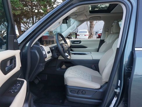 Used 2025 Nissan Armada Platinum RWD image 2