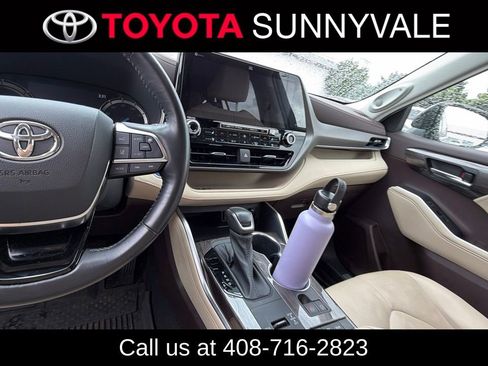 Used 2021 Toyota Highlander Limited image 4