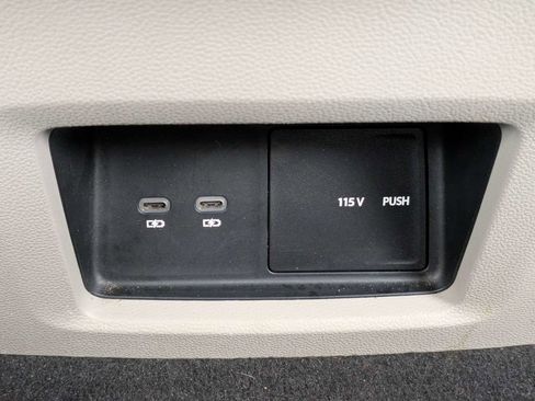 Used 2024 Volkswagen Atlas SE w/ Panoramic Sunroof Package FWD image 19