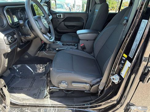 Used 2025 Jeep Wrangler Unlimited Rubicon 4xe w/ Convenience Group AWD/4WD image 16
