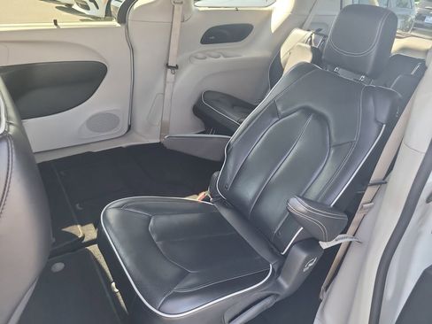 Used 2023 Chrysler Pacifica Limited image 12