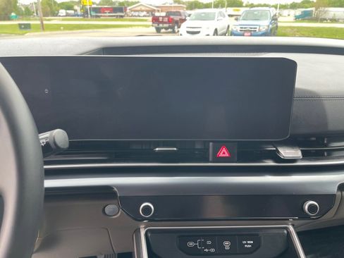 Used 2025 Kia Carnival FWD image 11