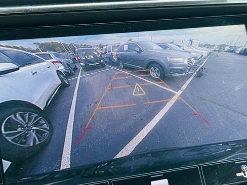 Used 2021 Buick Enclave Essence image 12