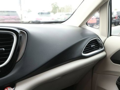 Certified 2024 Chrysler Pacifica Touring-L image 25