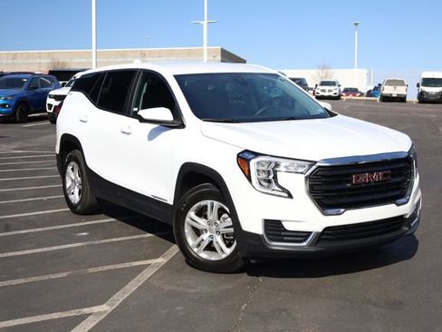 Used 2024 GMC Terrain SLE image 2