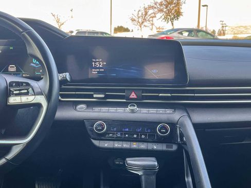 Used 2023 Hyundai Elantra SEL w/ Convenience Package image 12