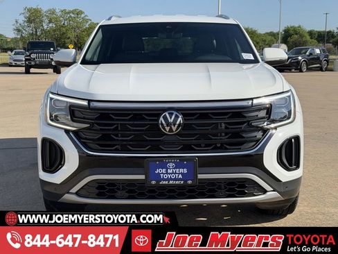 Used 2025 Volkswagen Atlas Cross Sport SE image 3