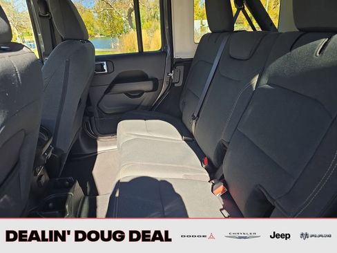 Used 2025 Jeep Wrangler Sahara image 25