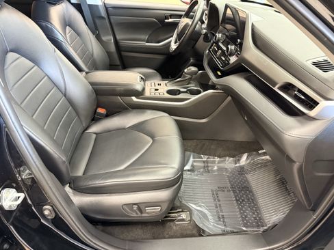 Used 2023 Toyota Highlander XLE AWD/4WD image 26