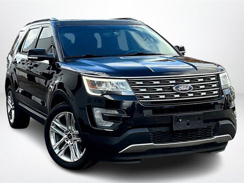 Used 2017 Ford Explorer XLT w/ XLT Technology Feature Bundle image 3