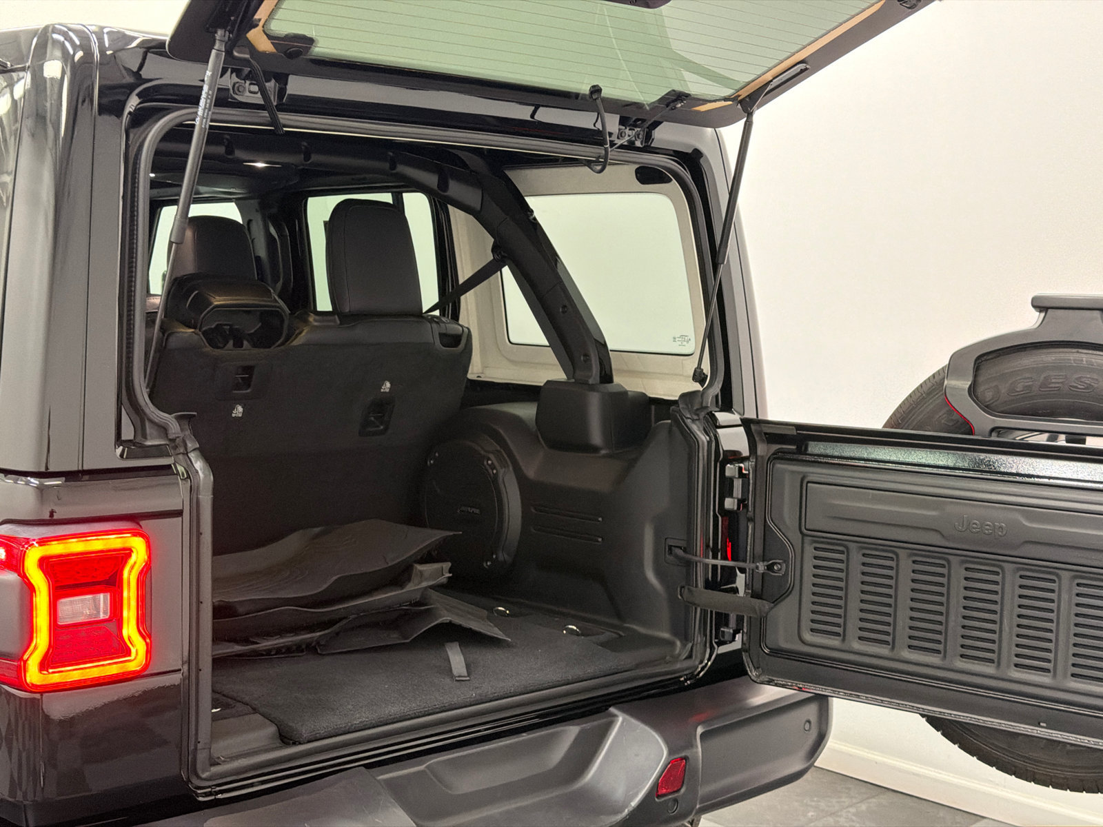 Used 2025 Jeep Wrangler Unlimited Sahara AWD/4WD image 8