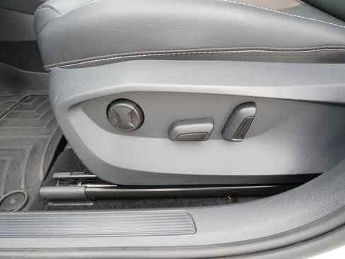 Used 2022 Volkswagen Taos SEL image 17