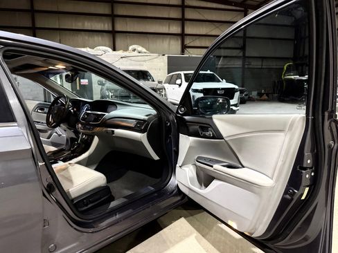 Used 2013 Honda Accord Touring image 25