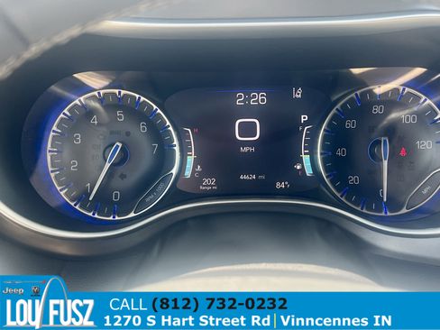 Used 2024 Chrysler Pacifica Touring-L FWD image 8