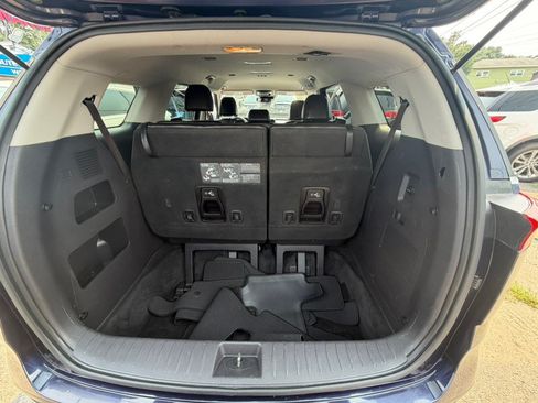 Used 2022 Kia Carnival LX FWD image 19