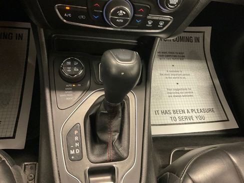 Used 2019 Jeep Cherokee Trailhawk w/ Cold Weather Group AWD/4WD image 20