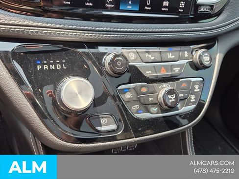 Used 2025 Chrysler Pacifica Limited FWD image 25