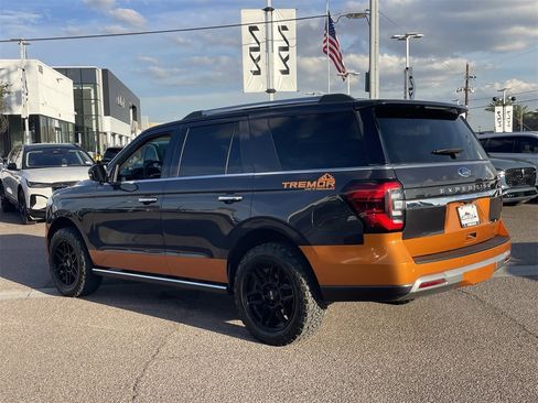 Used 2024 Ford Expedition Limited image 3
