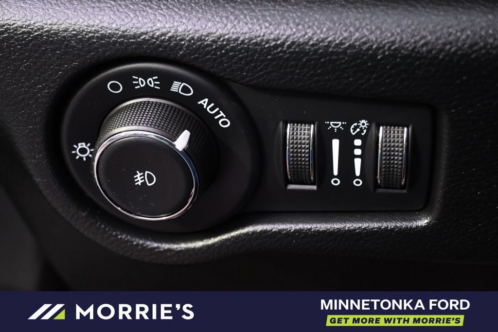 Used 2026 Chrysler Pacifica Select FWD image 27