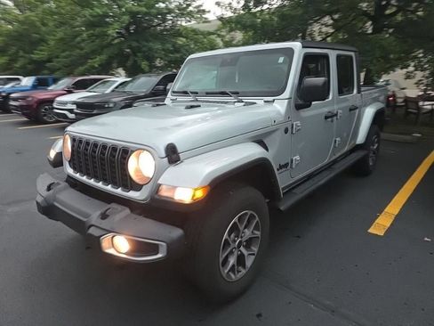 Used 2024 Jeep Gladiator Sport AWD/4WD image 3
