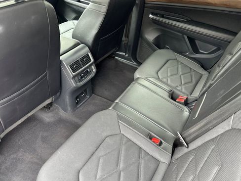 Used 2024 Volkswagen Atlas SE AWD/4WD image 12