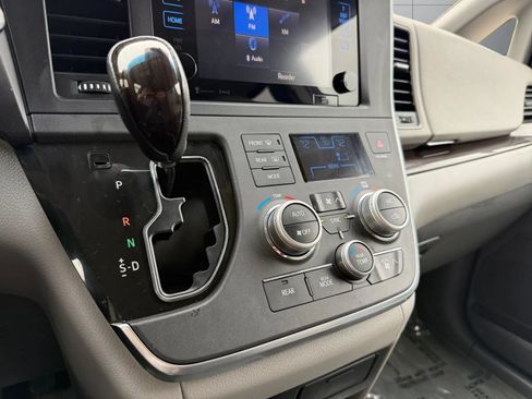 Used 2017 Toyota Sienna XLE Premium AWD/4WD image 33