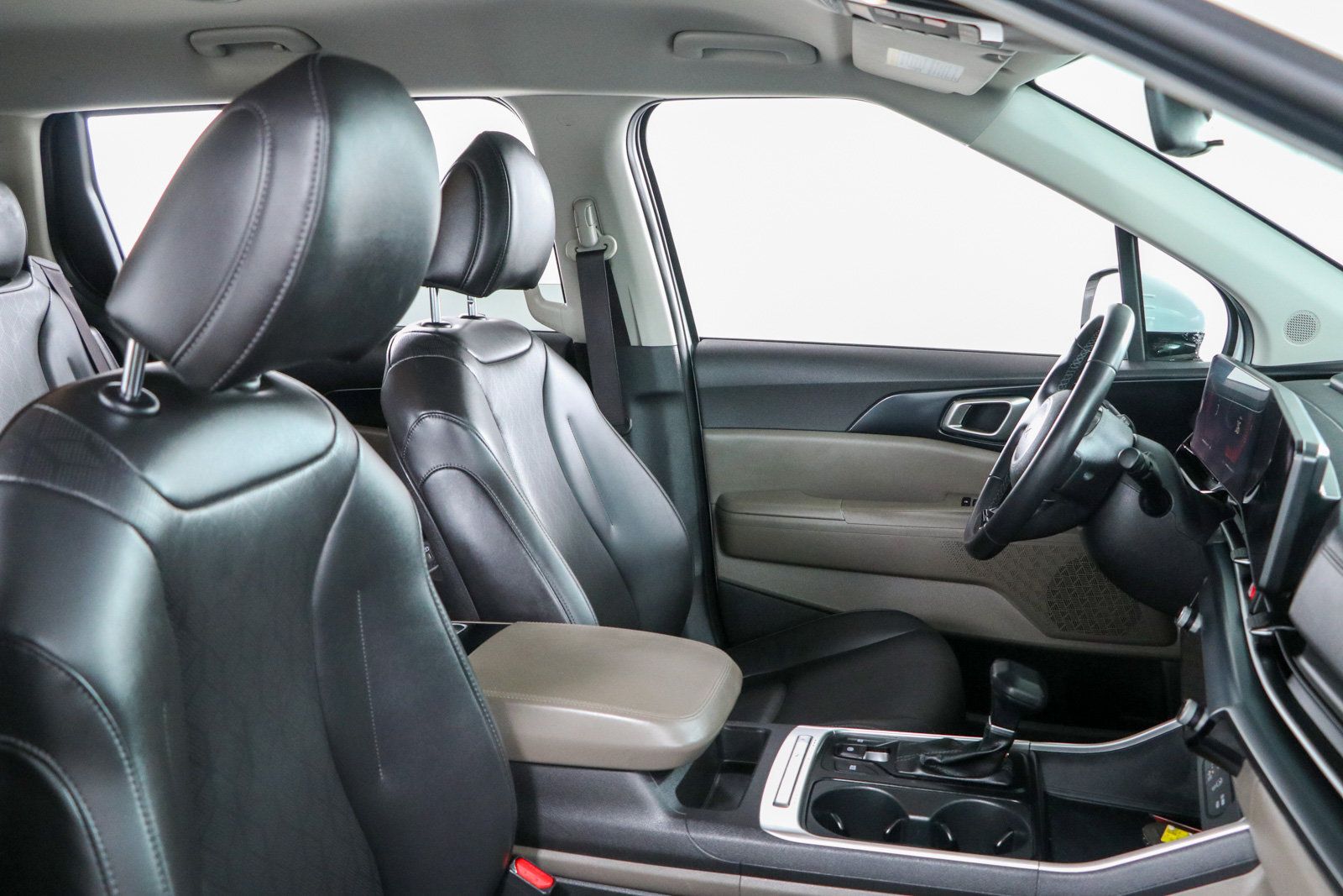 Used 2025 Kia Carnival FWD image 27