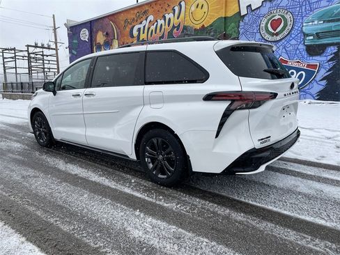 Used 2025 Toyota Sienna XSE image 3